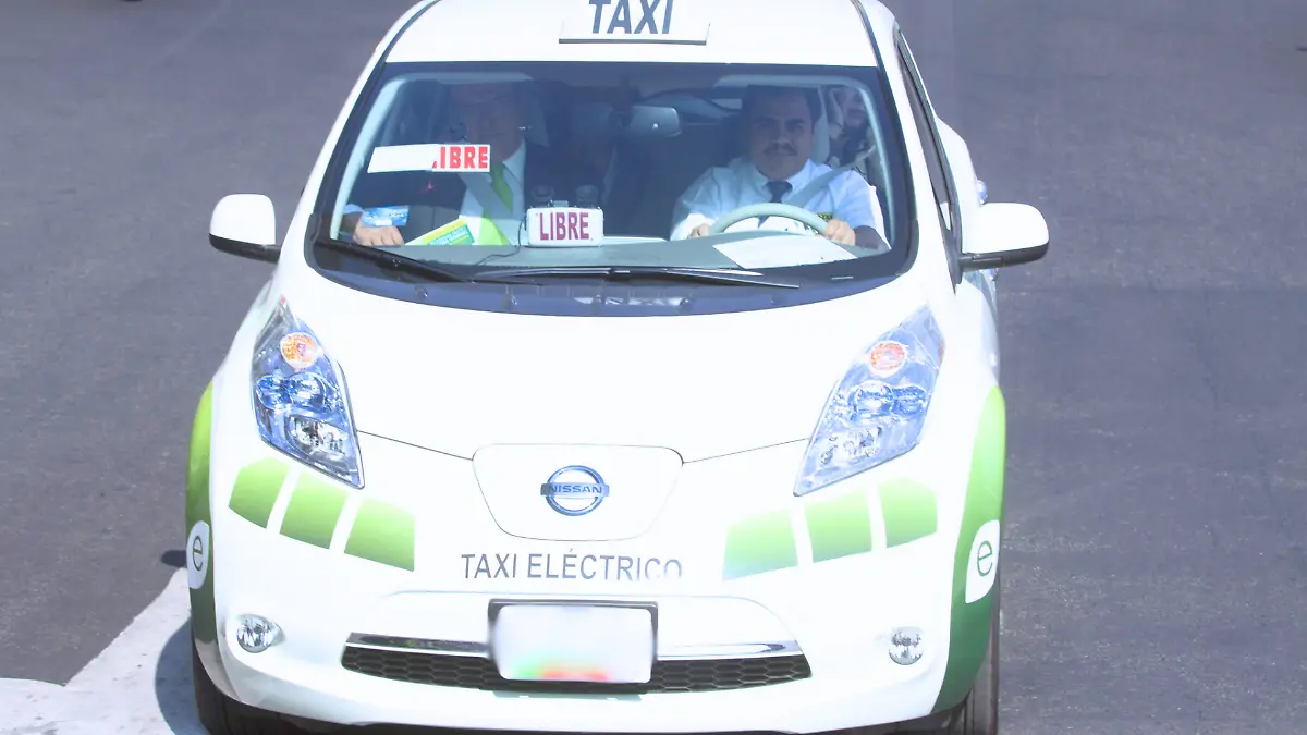 marcelo ebrard en taxi eléctrico